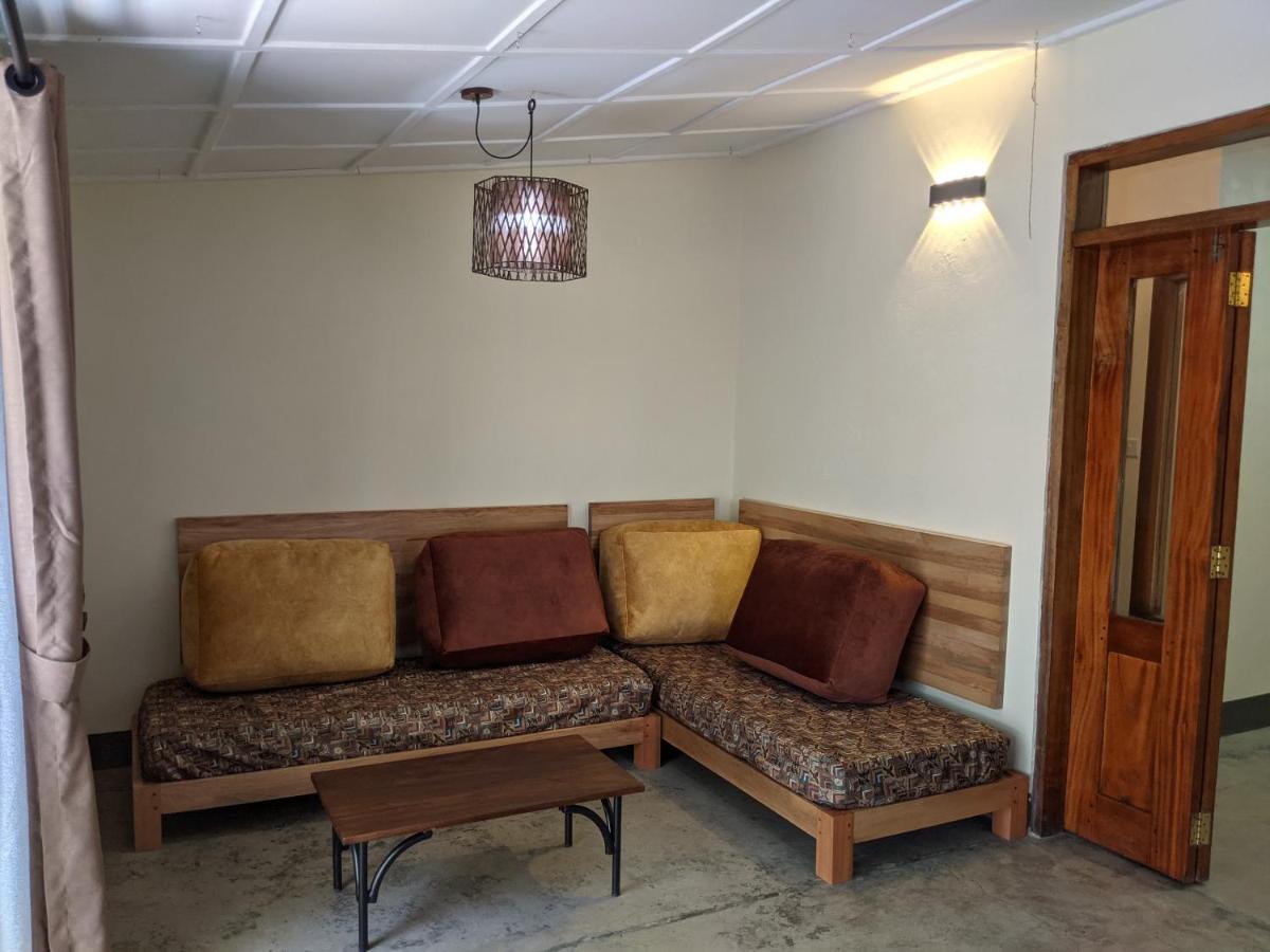 Dutchess Hotel And Restaurant フォート・ポータル エクステリア 写真