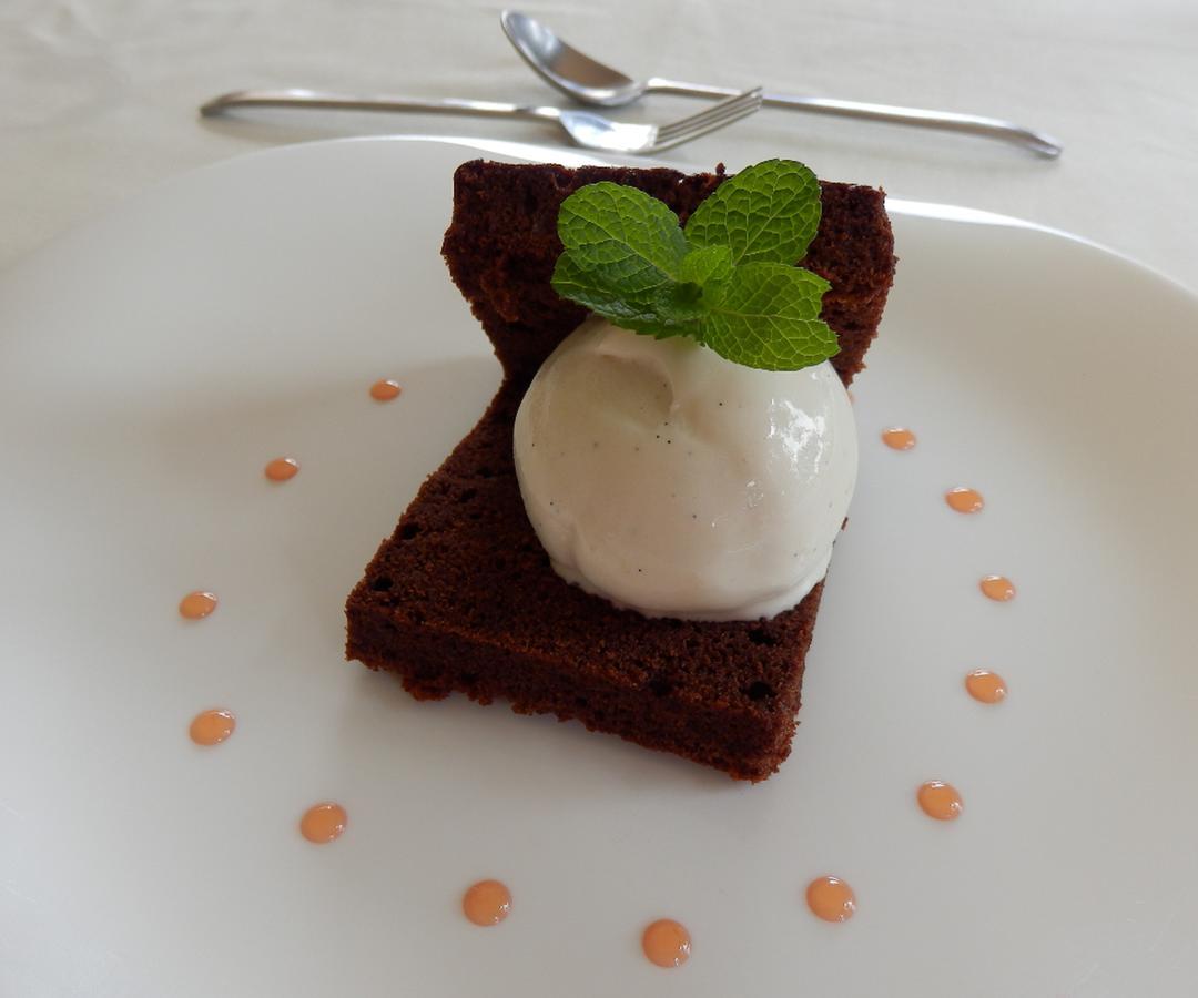 Dutchess Hotel And Restaurant フォート・ポータル エクステリア 写真