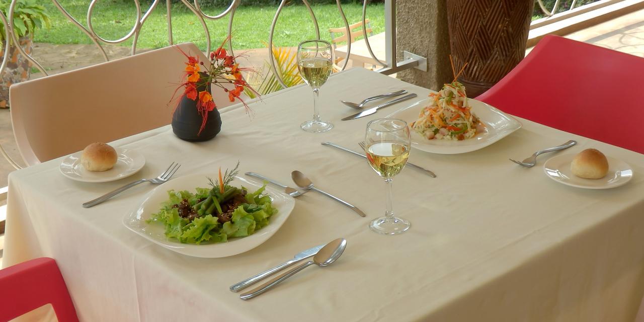 Dutchess Hotel And Restaurant フォート・ポータル エクステリア 写真